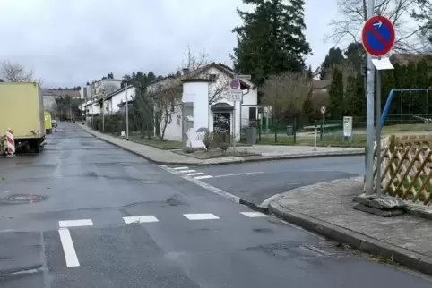 Wie soll der Verkehr in der Dr.-Heinrich-von-Brunck-Straße nach einer Straßensanierung geführt werden? Eine Variante wäre eine E