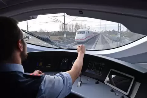 Bundesweit besteht ein Mangel an Lokführern. Bei der Deutschen Bahn (DB) ist die Lage dabei noch besser als bei vielen Konkurren