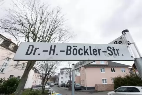  In der Osthofener Dr.-Hans-Böckler-Straße wehren sich Anwohner gegen Straßenausbaubeiträge. Ein Bürger zieht stellvertretend fü