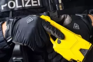 Die Einsatzkräfte machten von dem Taser Gebrauch. 