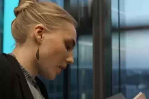 Unter Druck: ElisaSchlott spielt die junge Managerin Ana. 