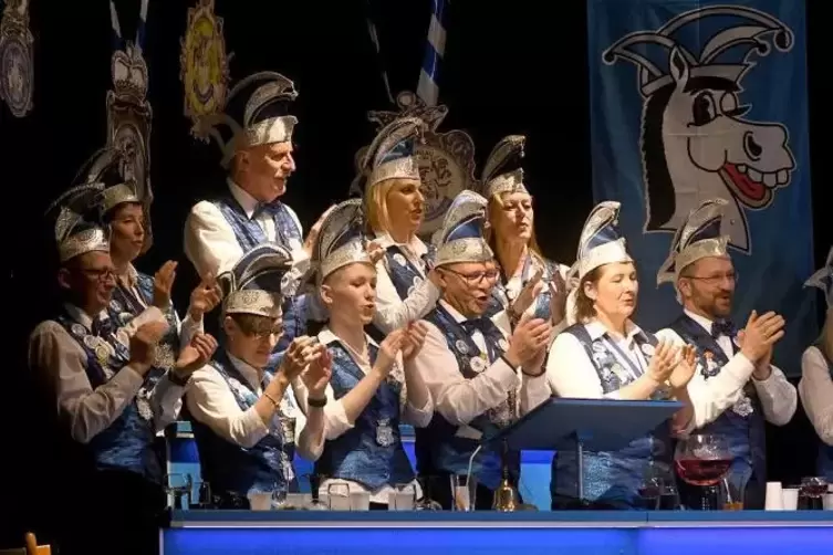 Der Elferrat von R&uuml;ssingen klatscht begeistert mit.