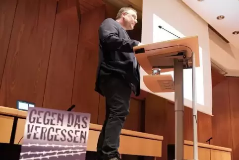 Wolfgang Johann stellt die Broschüre (im Vordergrund) im Homburger Forum vor.