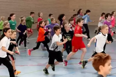 Kinder bei einem früheren Grundschulaktionstag in Bornheim mit Offenbacher Unterstützung. 