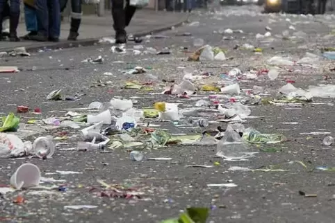 Nach der Straßenfasnacht folgt die Straßenreinigung – dann liegt Plastik neben Papier und Glas. 