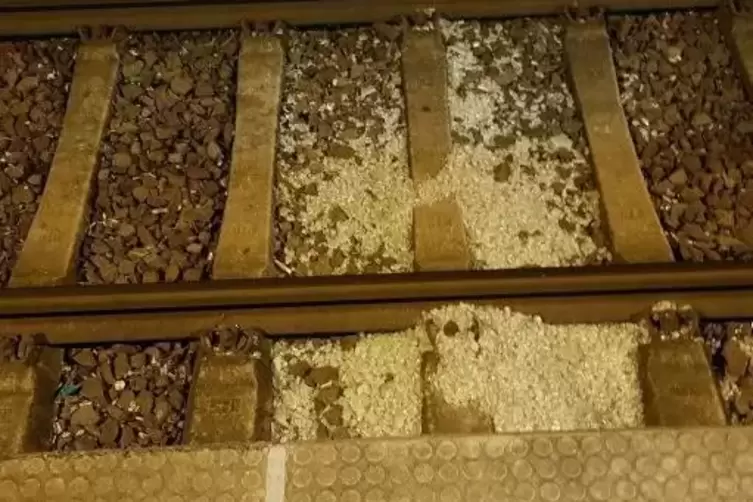 Scherben im Gleisbett: Vor Kurzem ist eine Scheibe eines Warteh&auml;uschens eingeschlagen worden.