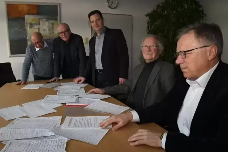 Hans Tisch, Johannes-Peter Schwalb, Frank Rüttger und Bernd Findt (von links) nahmen die Unterschriften entgegen, die Wolfgang S