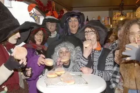 20 Jahre auf der Gass und in der Bäckerei Schmidt zu Gast: Die Kerzenheimer Hexen haben Grund zum Feiern. Unser Bild entstand im