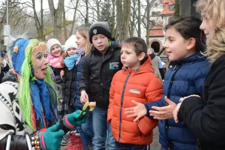 Die selbstgemachten Fasnachtskichelcher der Hettenleidelheimer Grubenhexen kommen bei den Grundsch&uuml;lern jedes Jahr gut an. 