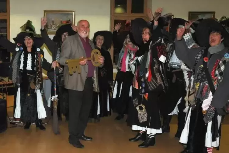 Der &Uuml;berfall aufs Rathaus hat in Eisenberg Tradition. Bei diesem Schl&uuml;sseltr&auml;ger (Altb&uuml;rgermeister Adolf Kauth) ist f&uuml;r die Hexe