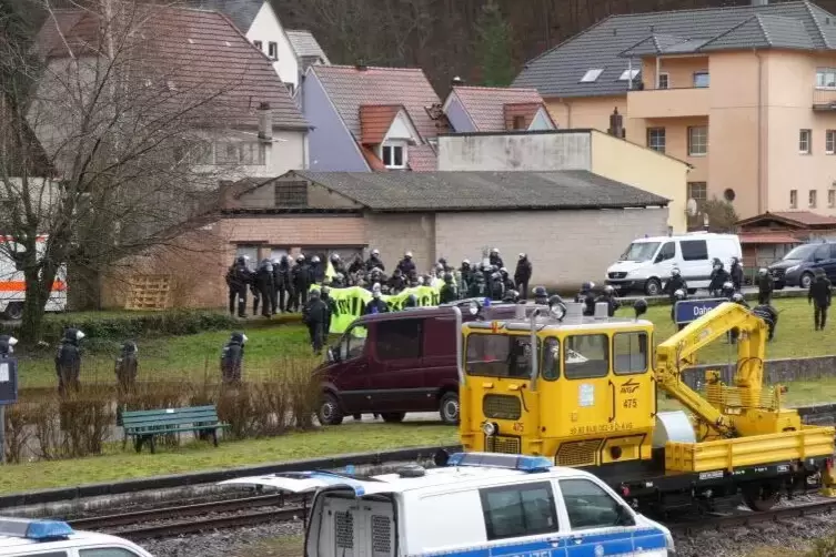 F&uuml;nf Reisebusse und rund 30 Einsatzfahrzeuge waren vor Ort. 