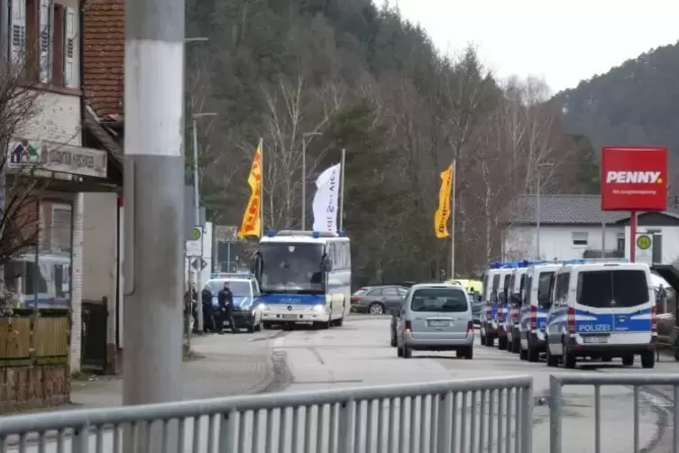 Die hohe Polizeipr&auml;senz verwunderte manchen Dahner, der nichts von der &Uuml;bung wusste. 