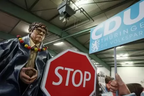  Ein großes Stop-Schild wird der in einem übergroßen Mantel dargestellten CDU-Vorsitzenden Annegret Krampp-Karrenbauer bei der V
