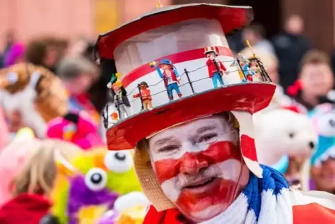 Ein Mann feiert als „Leuchtturm“ Weiberfastnacht.