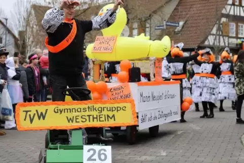 Nach dem Umzug werden die besten Gruppen prämiert. Aber nur die, die den ganzen Weg mitgelaufen sind. 