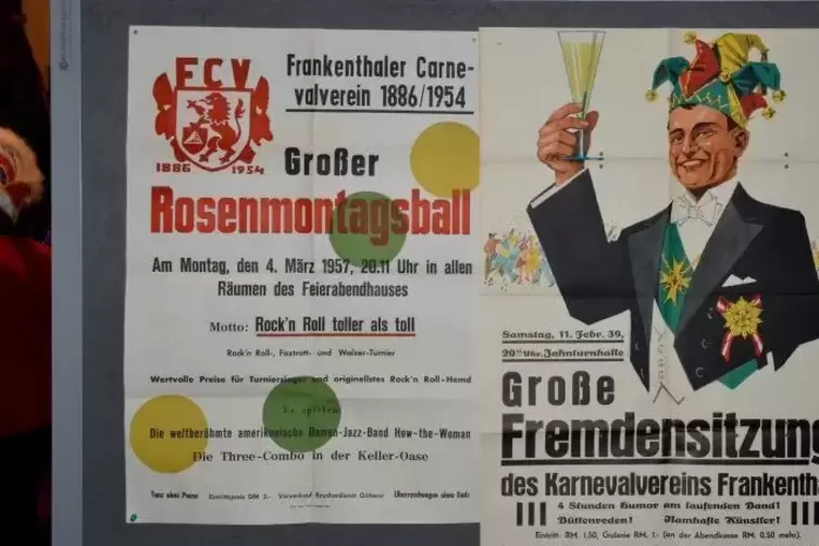 Zeugnisse der Vereinsgeschichte: alte Veranstaltungsplakate.