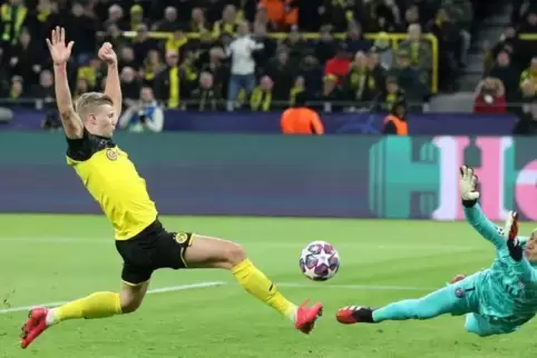 Der erste Streich: Erling Haaland erzielt das 1:0 für den BVB. Rechts PSG-Torwart Keylor Navas.