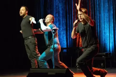 Nichts ist zu peinlich, um daraus nicht ein Liedchen zu machen: Das Comedy-Trio „Eure Mütter“ zeigte im Kasino um die Ecke gedac
