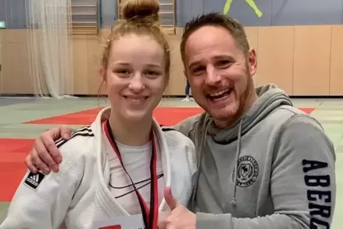 Für die deutsche Meisterschaft qualifiziert: Hannah Burkhard, hier mit dem Vorsitzenden und Trainer des JC Schindhard, Dirk Bieh