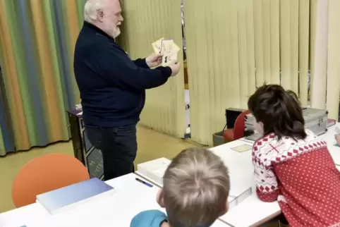 Zauberer Rabanus alias Hans-Jürgen Stiner erklärte den Kindern Tricks.