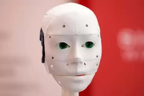  Ein humanoider Roboter .