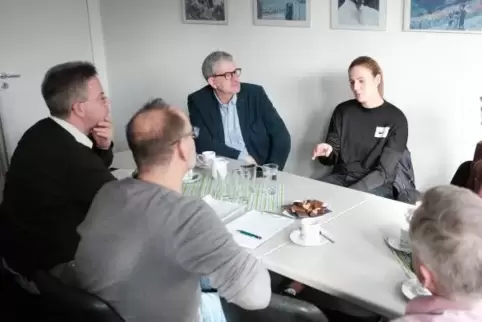 Die WM-Vierte von Doha 2019, Christin Hussong, mit den RHEINPFALZ-Sportredakteuren (von links) Peter Brandstetter, Matthias Müll