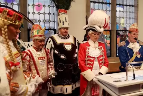 Bevor die Kölner Karnevalisten die tollen Tage offiziell eröffneten, gedachten sie der Opfer von Hanau mit einer Schweigeminute.