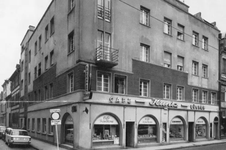 So sah das Café Kuntz in den 60er-Jahren aus, als es daneben noch einen Buchladen gab. 