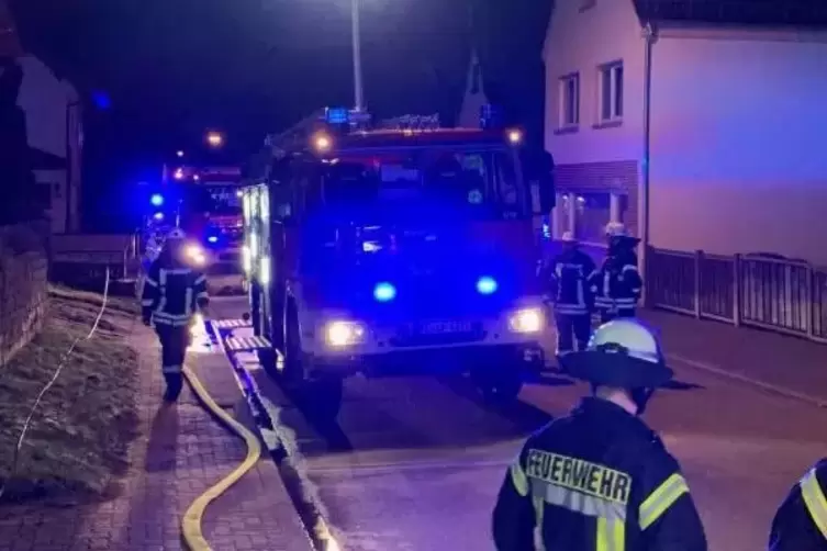 In der Trippstadter Hauptstraße musste die Freiwillige Feuerwehr einen Brand in einem Einfamilienhaus löschen. 