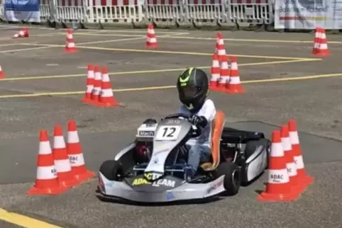 Julian Strasser mit dem Kart beim Slalom. 