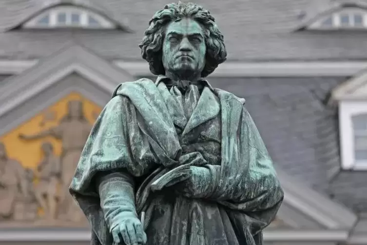 Diese Statue des Komponisten Ludwig van Beethoven steht in Bonn. Das Denkmal wurde von Ernst Hähnel entworfen. 