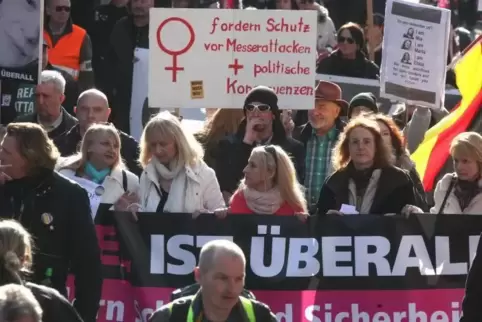 AfD-gesteuerte Demo von „Kandel ist überall“ Anfang März 2018: Hinter dem Transparent (zweite von links) die Initiatorin Christi