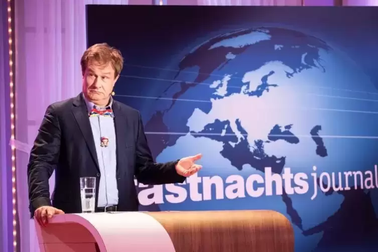 Lars Reichow steht mit dem „Fastnachtsjournal“ auf der Bühne. Die Generalprobe zur Fernsehsitzung „Mainz bleibt Mainz, wie es si