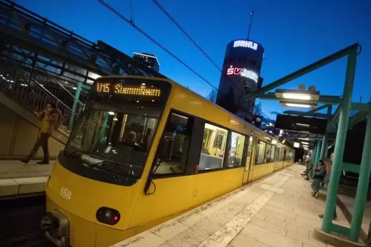  In Stuttgart sind die Fahrgastzahlen dank einer Preissenkung deutlich gestiegen. Das Bild zeigt eine Stadtbahn an der Haltestel