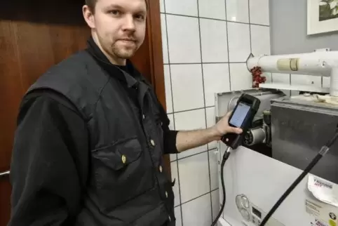  Das Prüfen von Heizungsanlagen wie in dieser Szene gehört zu seinen Aufgaben: Kim Daniel Klonek.