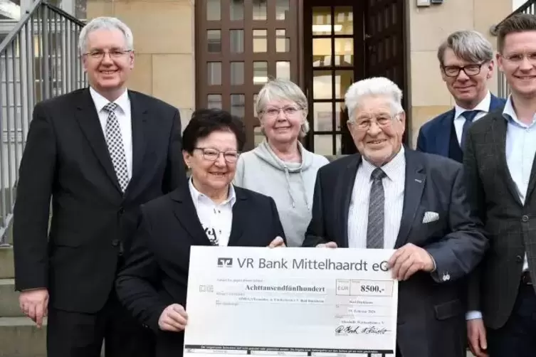 &Uuml;bergabe der Zustiftung: Stiftungsrat Thomas Distler (links), Altenhilfe-Engagierte Hedi H&auml;usler, Brigitte Schulte-Srugies und R