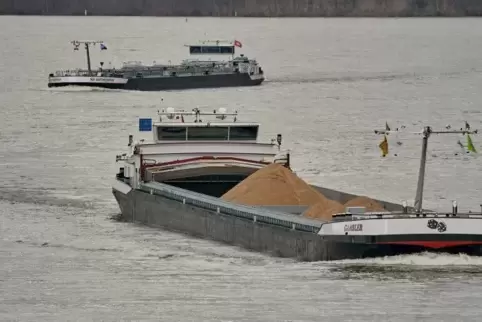 Ein Frachtschiff ist auf dem Rhein bei Koblenz unterwegs. Binnenschiffe transportieren in Rheinland-Pfalz mehr Fracht als Züge.