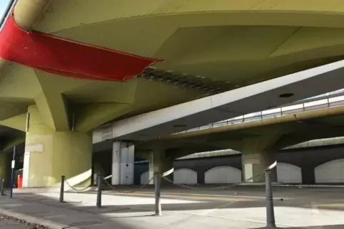 Soll ganz schnell abgerissen und wieder aufgebaut werden: die einsturzgefährdete Hochstraße Süd.