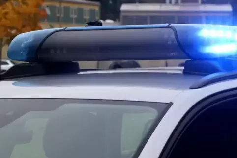 Ein Pkw und ein Lkw sind zusammengestoßen, die Fahrer wurden leicht verletzt. 