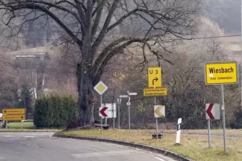 Die Straße zwischen Wiesbach und Winterbach, die auf diesem Foto vom November 2018 als Umleitung ausgeschildert ist, wird am Mon