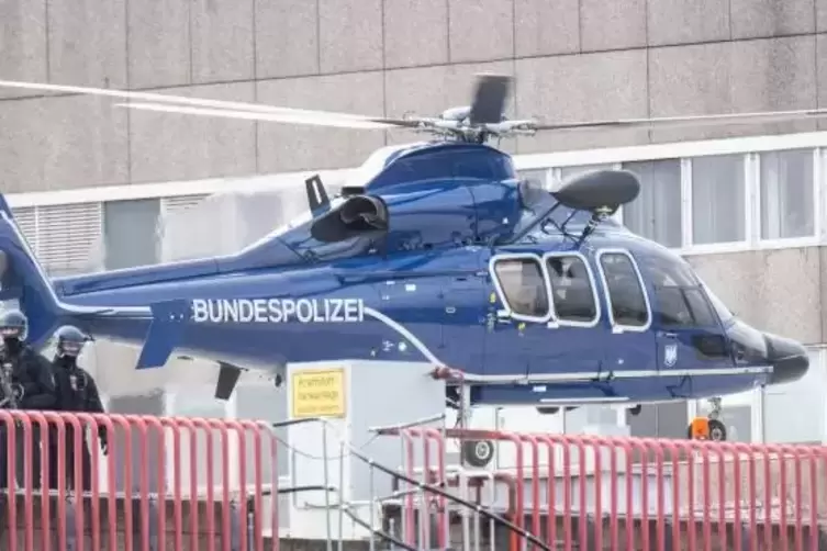 Mit einem Hubschrauber der Bundespolizei wurde das mutmaßliche Mitglied eines Clans vom Medizinischen Hochschule Hannover zum Fl