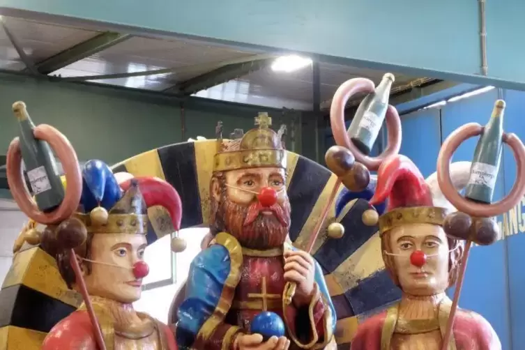 Kaiser Friedrich I. mit seinen Söhnen Heinrich und Friedrich: die roten Nasen dürfen sie bei späteren Auftritten wieder abnehmen