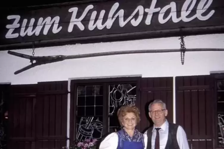 Immer nur lächeln:  Maria Hellwig um 1990 mit Ehemann Addi vor ihrem Restaurant „Zum Kuhstall“ in Reit im Winkl.