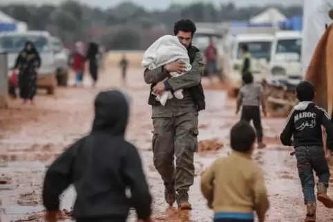 Im syrischen Ma’arrat Misrin gibt es ein Behelfslager für Familien, die infolge der Bombenangriffe und der militärischen Operati
