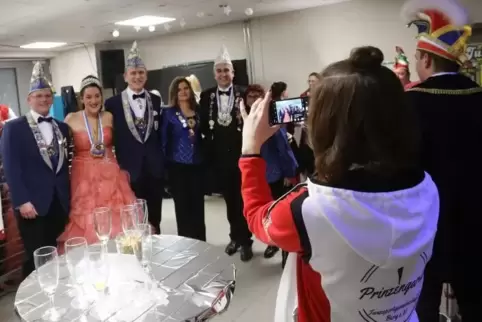 Gehört auch zum Job: Fototermin vor der Prunksitzung, zweite von links Julia I., zweiter von rechts André I. 