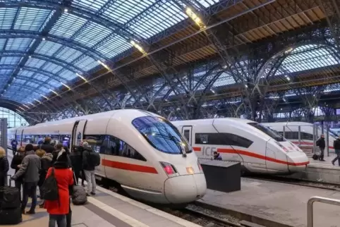 Deutlich mehr Fahrgäste verzeichnet die Bahn seit der Senkung der Mehrwertsteuer auf Fernzug-Tickets.