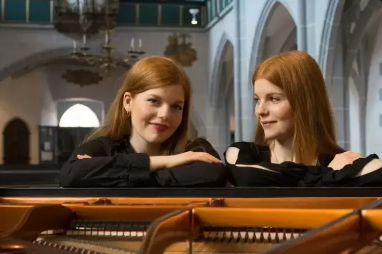 Am 1. März auf der Bühne des Theaters Blaues Haus auf dem Weierhof zu erleben: das Klavierduo Marie (links) und Clara Becker.