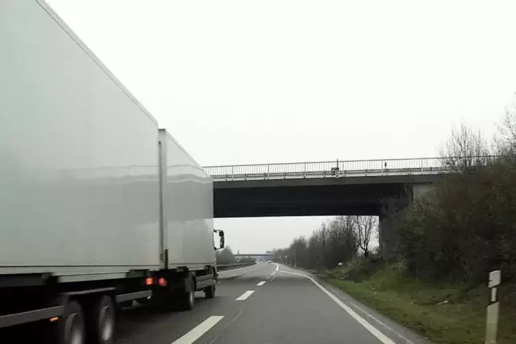 Die Autobahn A65 bei Neustadt. 