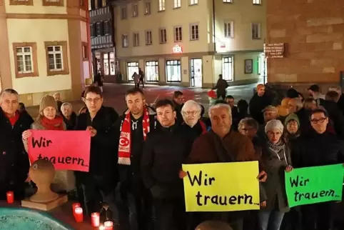 Am Freitagabend Mahnwache auf dem Neustadter Marktplatz. 