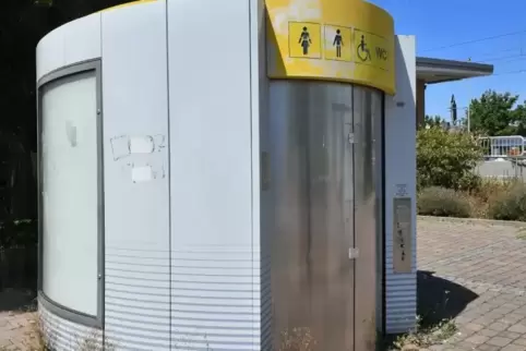 Seit geraumer Zeit außer Betrieb: die Toilettenanlage am Bahnhof. 